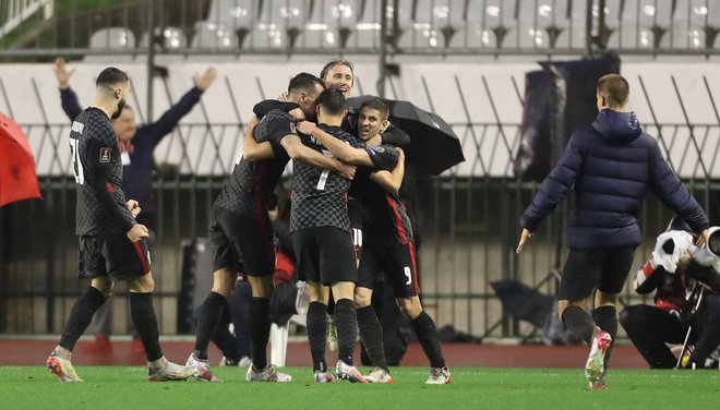 Hrvati so premagali Rusijo z avtogolom Kudrjašova v 81. minuti tekme v Splitu ter si tako zagotovili neposredni nastop na mundialu v Katarju. FOTO: Antonio Bronić/Reuters
