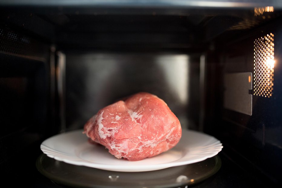 Fotografija: Odtaljevanje v mikrovalovni pečici je praktično, a ni priporočljivo. FOTO: Korneeva_kristina/Getty Images