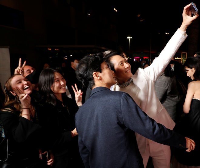 Režiser in igralec Lee Jung-Jae sta poskrbela za največjo letošnjo senzacijo. FOTO: Mario Anzuoni/Reuters
