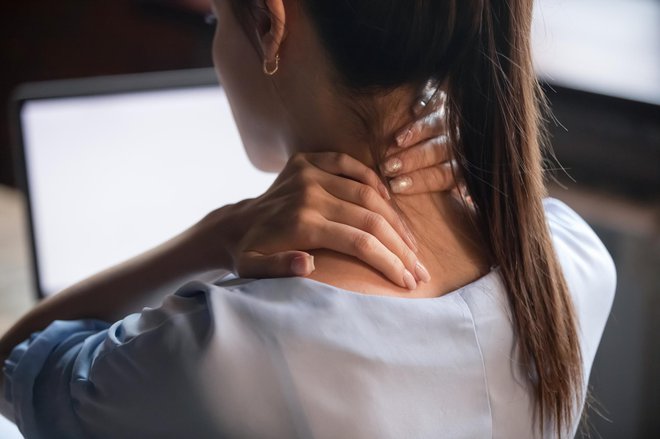 V vratu in ramenih se lahko nabira napetost in sproži glavobol. FOTO: Fizkes, Getty Images