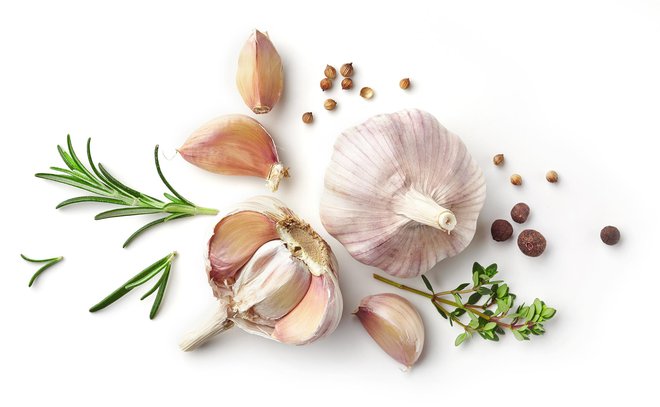 Česen, poper in rožmarin bodo dali prav poseben okus. FOTO: Magone/Getty Images