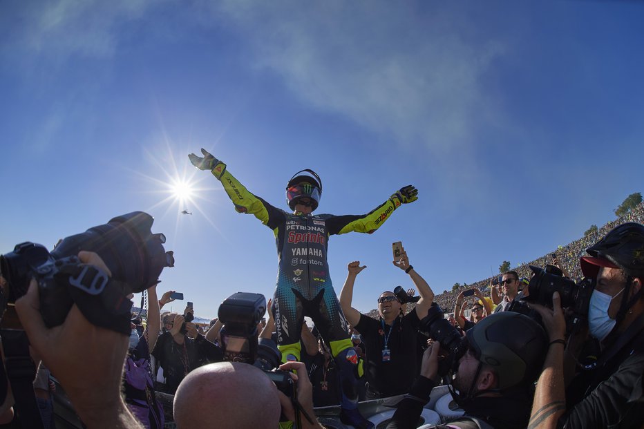 Fotografija: Valentino Rossi je pravzaprav motociklistično božanstvo. FOTO: Pablo Morano Reuters

