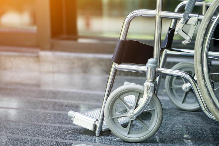 Fotografija: Več mesecev je preživel na invalidskem vozičku, preden je dobil protezi. FOTO: Tatomm/Getty Images
