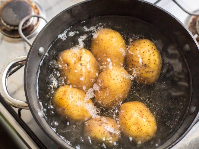 Za krompirjevo solato skuhamo celega. FOTO: Getty Images