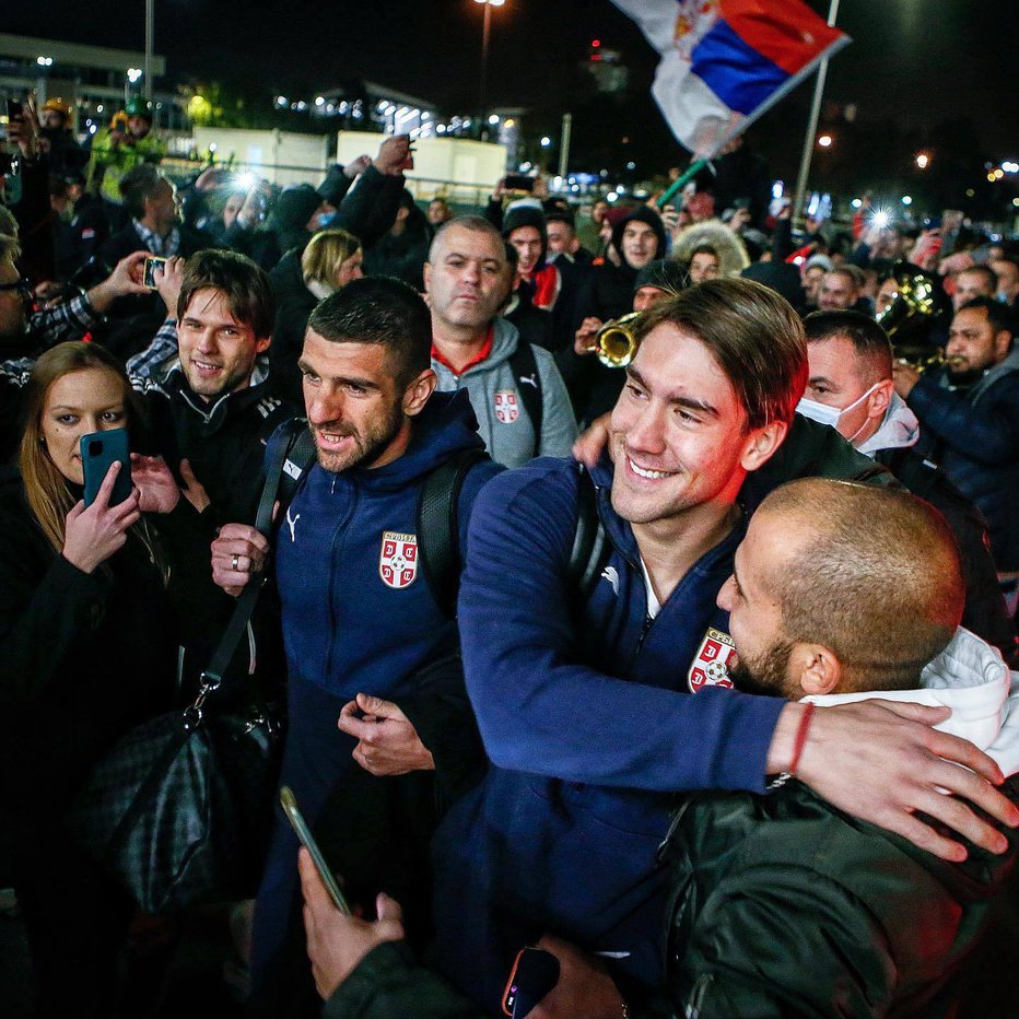 Fotografija: Napadalca Dušana Vlahovića in soigralce so na beograjskem letališču po zmagi nad Portugalsko z 2:1 pričakali navdušeni navijači. FOTO: FSS
