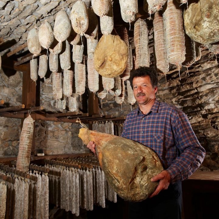 Fotografija: Na Turistični kmetiji Škerlj vse suhomesne izdelke zorijo v velbu v svoji skoraj 400 let stari kleti. Foto: Turistična kmetija Škerlj
