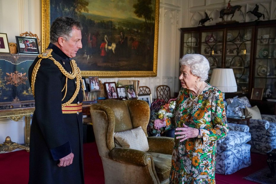 Fotografija: Kraljica Elizabeta je v svoji palači sprejela generala Nicka Carterja. FOTO: Steve Parsons, Pool Reuters
