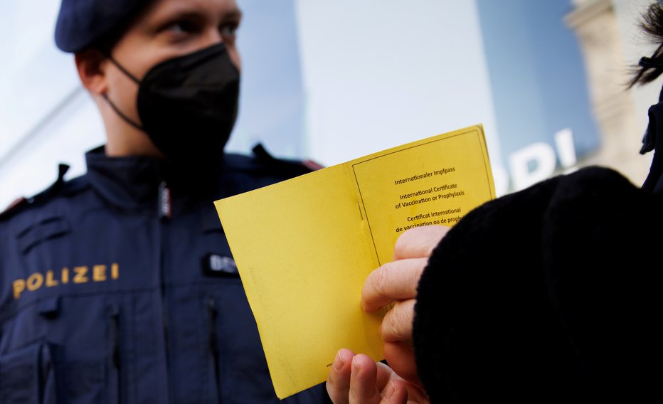 Fotografija: Avstrija se za deset dni zapira za vse, tudi za cepljene. FOTO: Lisi Niesner, Reuters
