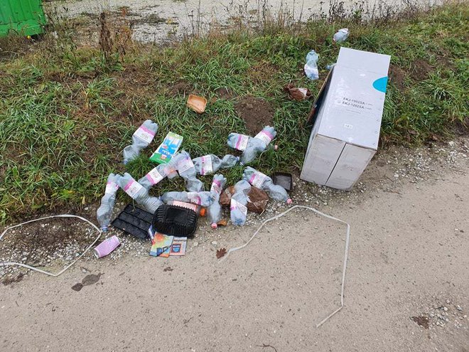 Raztresen kup smeti, na katerega je naletela bralka. FOTO: bralka Marjana
