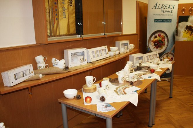 Linija porcelanastih izdelkov je na voljo v trgovinah Špar, del prihodka od prodaje gre v dobrodelne namene čebelarjem na invalidskih vozičkih. FOTO: Spletna stran Zveze paraplegikov Slovenije
