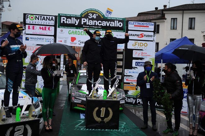 Boštjan Avbelj (desno) in Damijan Andrejka na zmagovalnem odru
FOTOGRAFIJE: Luca Amico/ Rally Dal Porto, P. K.
