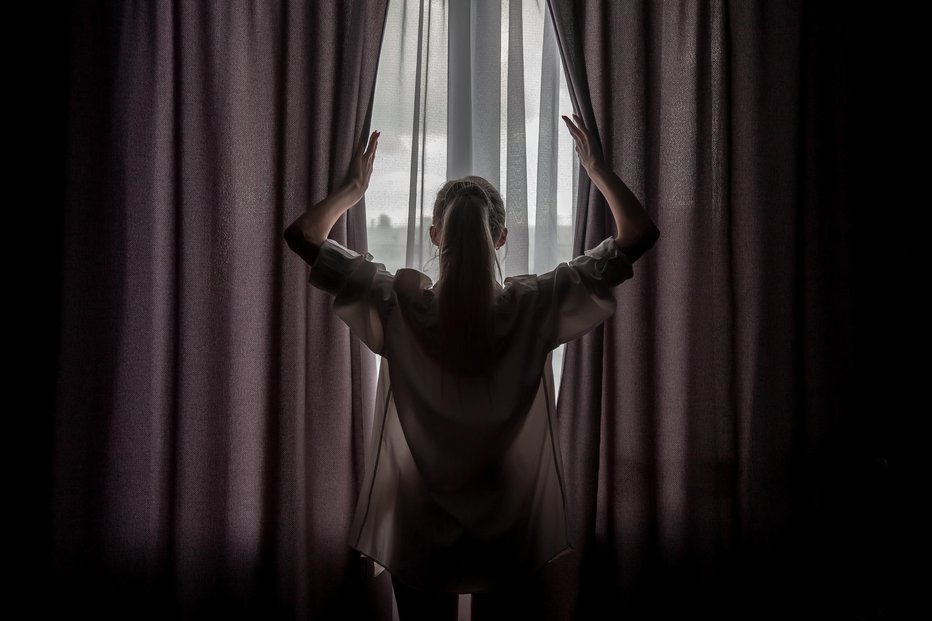 Fotografija: Debelejše zavese preprečujejo izgubo toplote skozi okna. FOTO: Aleksandr Golubev/Getty Images
