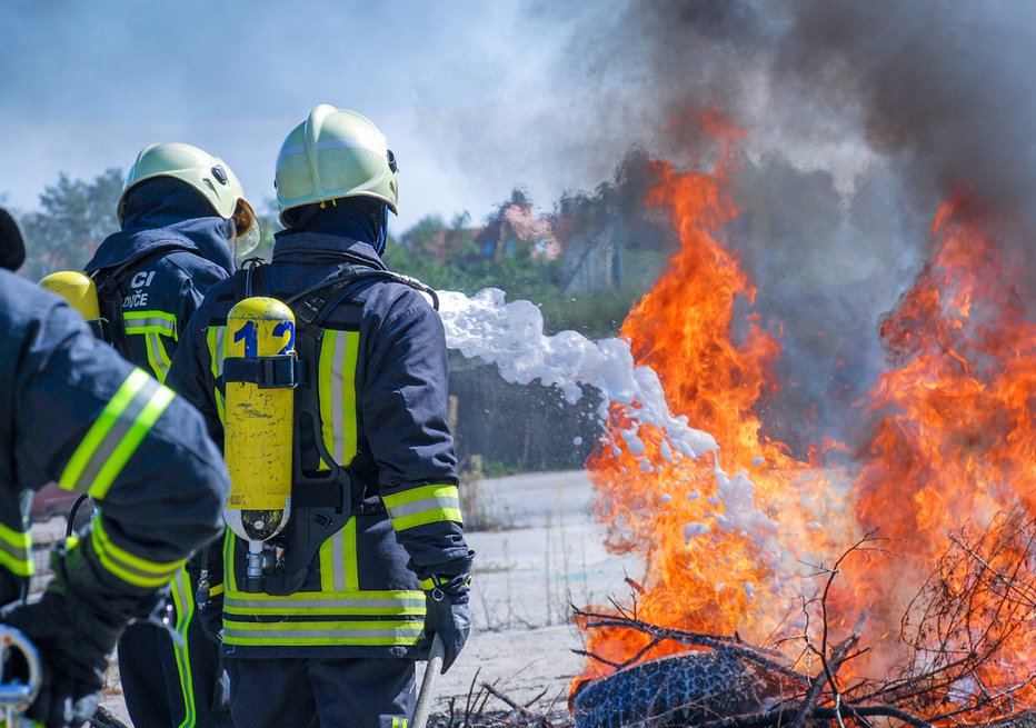 Fotografija: To, česar naši medijski, politični, znanstveni in umetniški kadri ne znajo, zna vsak povprečen gasilec, ki pride na kraj nesreče. Fotografija je ilustrativna. FOTO: ARHIV PGD BRASLOVČE
