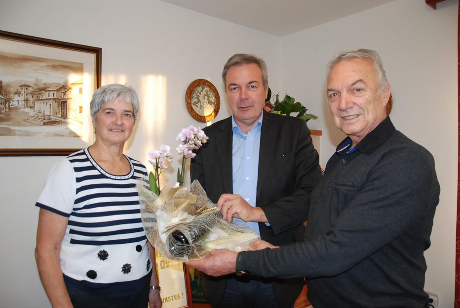 Fotografija: Zlatoporočenca Vidmar z županom Davidom Škrabarjem (na sredini) FOTO: Olga Knez
