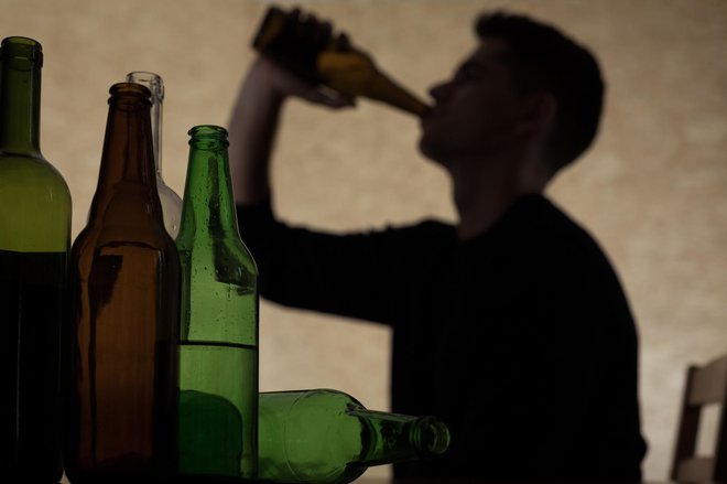 Vsak četrti 15-letnik in vsak drugi 17-letnik je bil opit najmanj dvakrat v življenju. FOTO: Getty Images
