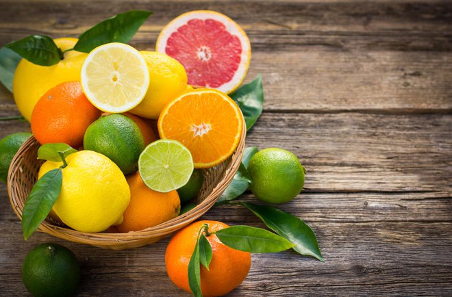 Poskrbite za dovolj sadja, zlasti tistega, bogatega s C-vitaminom. FOTO: Pilipphoto/Getty Images
