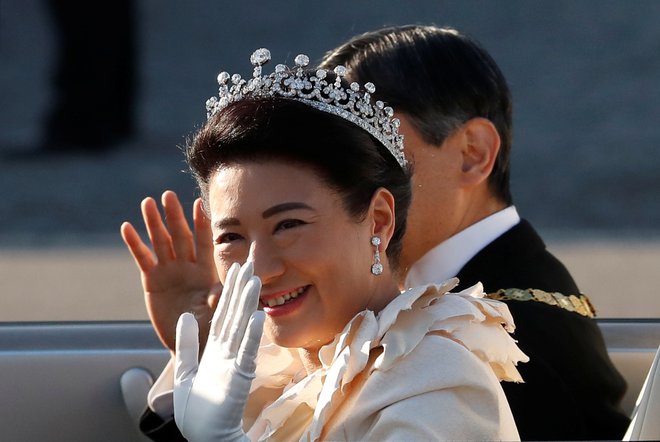 Mama Masako si je tiaro nadela na slovesnosti ob kronanju cesarja Naruhita. FOTO: Kim Hong-ji/Reuters
