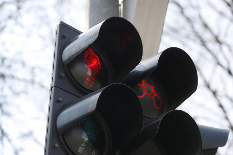 Fotografija: Spregledal je celo rdečo luč na semaforju. FOTO: Leon Vidic, Delo
