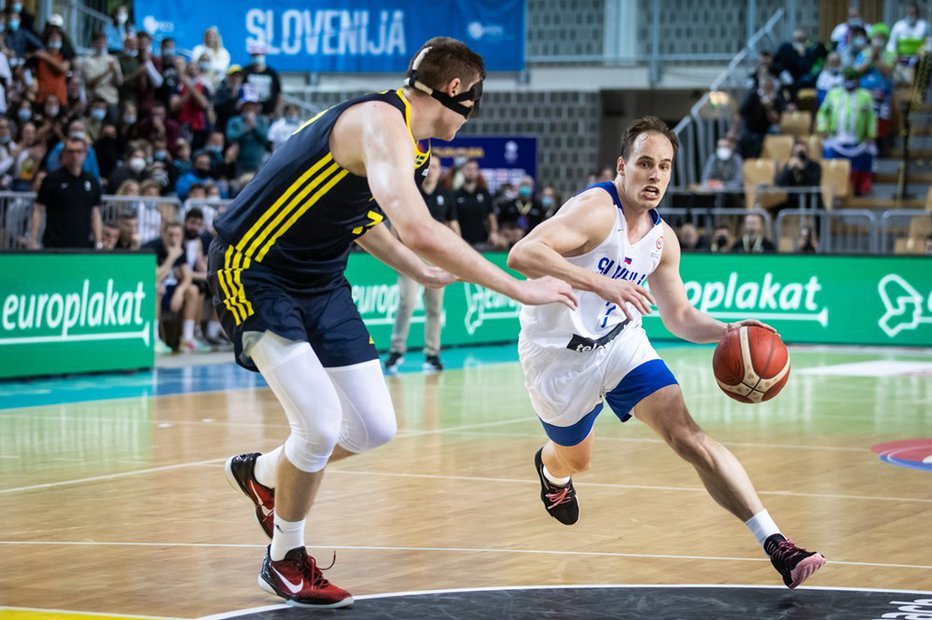 Fotografija: Klemen Prepelič (z žogo) je Švedom nasul kar 30 točk, Jaka Blažič 23. FOTO: FIBA
