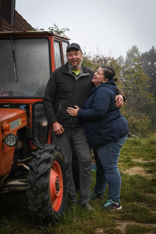 Erika in Damijan Smolak sta oba inštruktorja vožnje s tovornjakom, vendar jima to ljubezen zapolni traktor.
