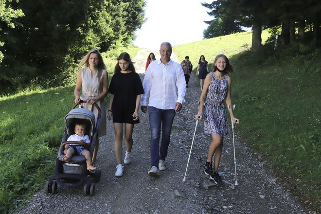 Mariborski župan Saša Arsenovič je na Pohorje prišel s hčerkama, ženo in sinom. FOTOGRAFIJE: MARKO PIGAC
