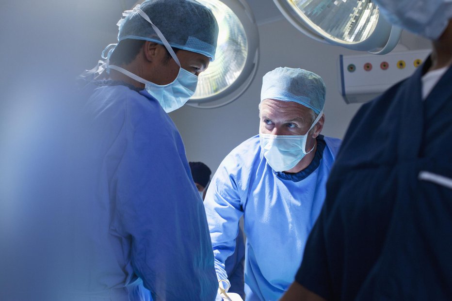 Fotografija: Kirurgom najnovejša naprava močno olajša delo. FOTO: Sam Edwards/Getty Images
