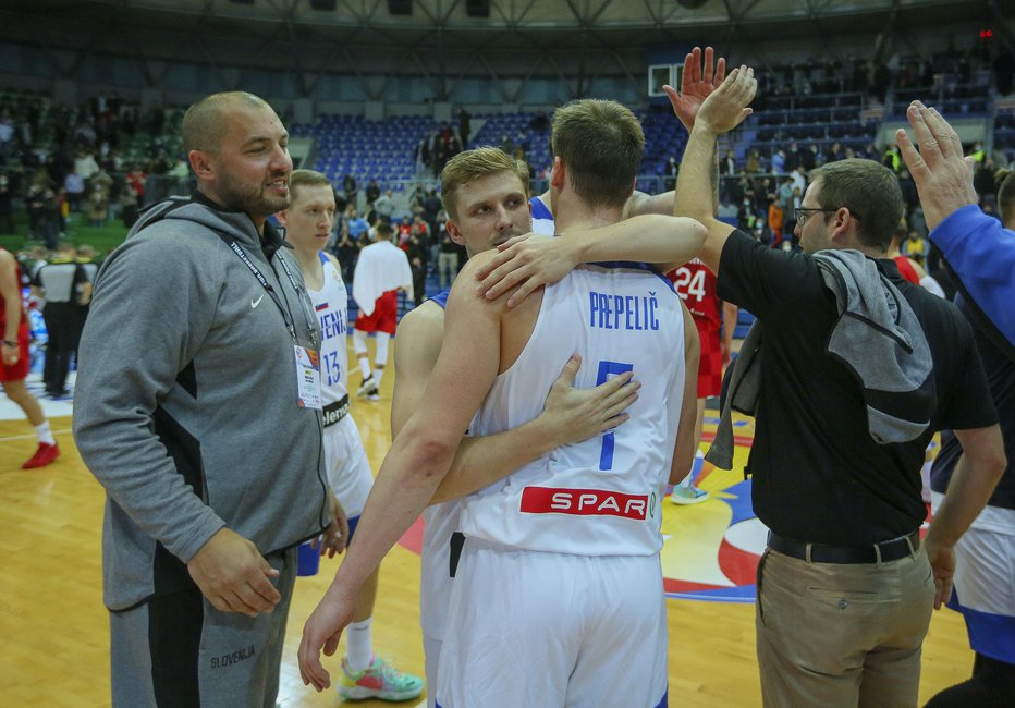 Fotografija: Slovenskim košarkarjem stoji ob strani tudi legendarni Marko Milič (levo) v vlogi vodje reprezentance. FOTO: Jože Suhadolnik
