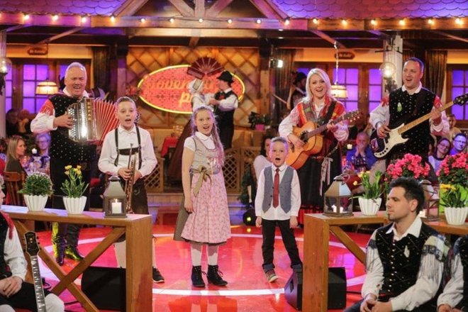 Danes so na odru že tri generacije Pogladičevih, saj nastopajo in pojejo tudi vnuki. Takole so se predstavili v eni od oddaj Slovenski pozdrav na TV Slovenija.
