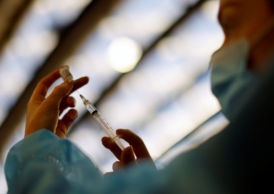 Fotografija: Prihajajo novi odmerki cepiv. FOTO: Eric Gaillard, Reuters
