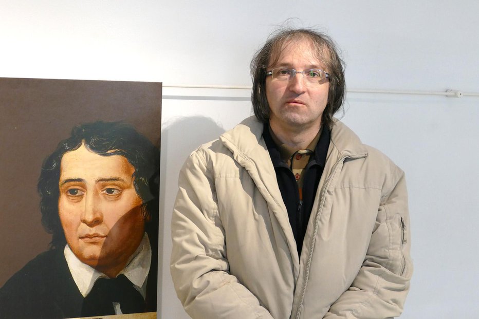 Fotografija: Damir Globočnik je pregledal vse domnevne pesnikove portrete. Foto: Primož Hieng

