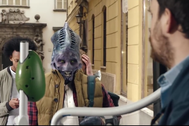 V oglasu Vesoljec na tujem (An Alien Abroad) spremljamo alexija, ki je pristal v središču Ljubljane. FOTO: Youtube
