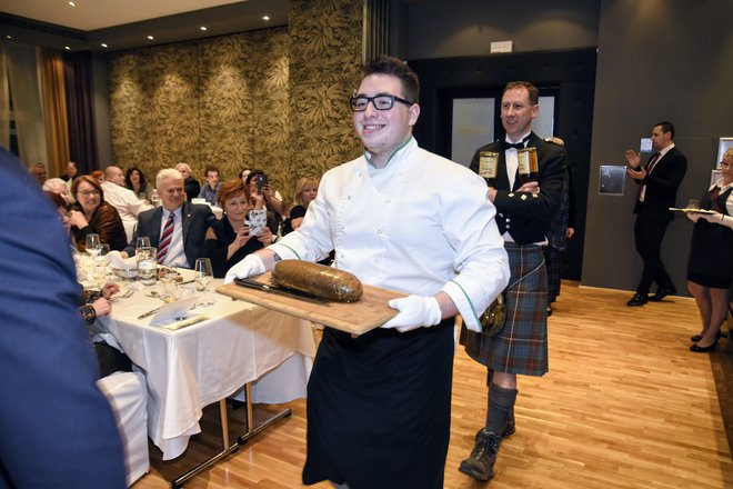 Značilno škotsko specialiteto haggis so slavnostno prinesli v dvorano. FOTO: N. N.
