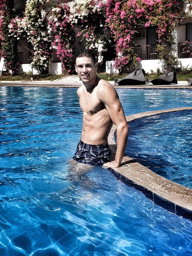 Na Filipinih je vsak prosti trenutek izkoristil za hiter skok v bazen.
