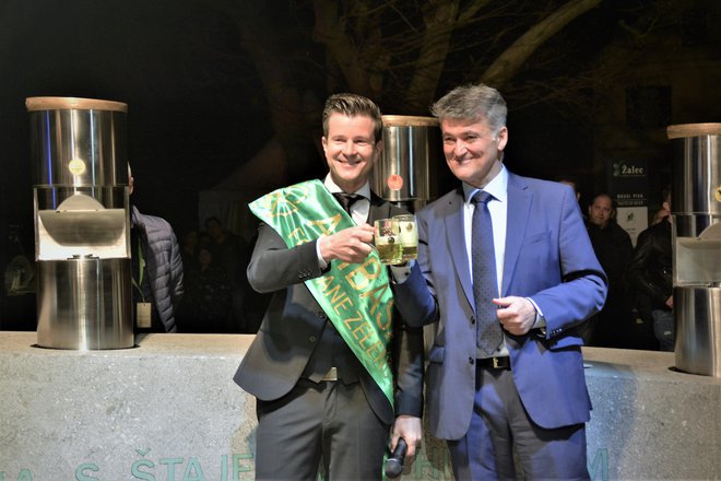 Novi ambasador fontane piv Boštjan Romih in župan Žalca Janko Kos FOTOGRAFIJI: D. NARAGLAV
