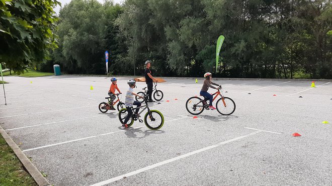 Najmlajši so se učili varnega kolesarjenja.
