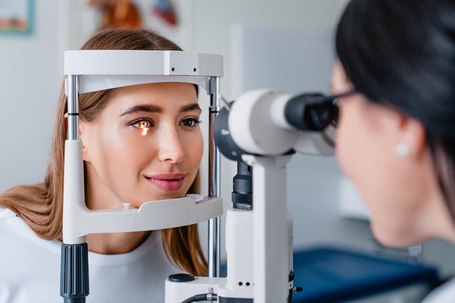 Fotografija: Po 40. letu starosti naj vsak enkrat na leto opravi pregled oči z meritvijo očesnega tlaka in pregledom očesnega ozadja. FOTO: Inside Creative House/Getty Images
