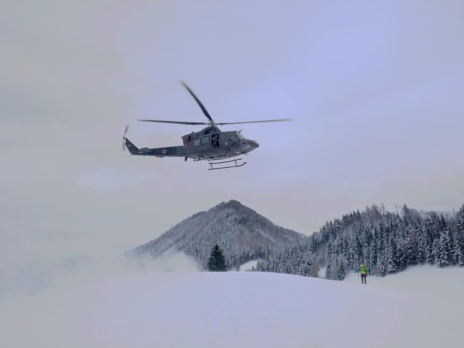 Fotografija: Zaradi močnega vetra je imel helikopter Slovenske vojske precej težav. FOTO: GRS Škofja Loka
