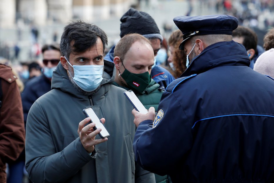 Fotografija: V Italiji od danes za necepljene veljajo številne omejitve.
FOTO: Remo Casilli/Reuters
