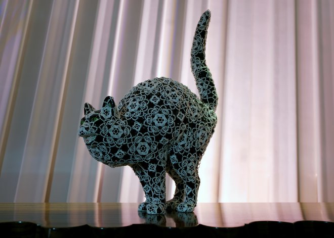 Življenje si je delil z mačko, ki si je prislužila tudi razkošno skulpturo.
