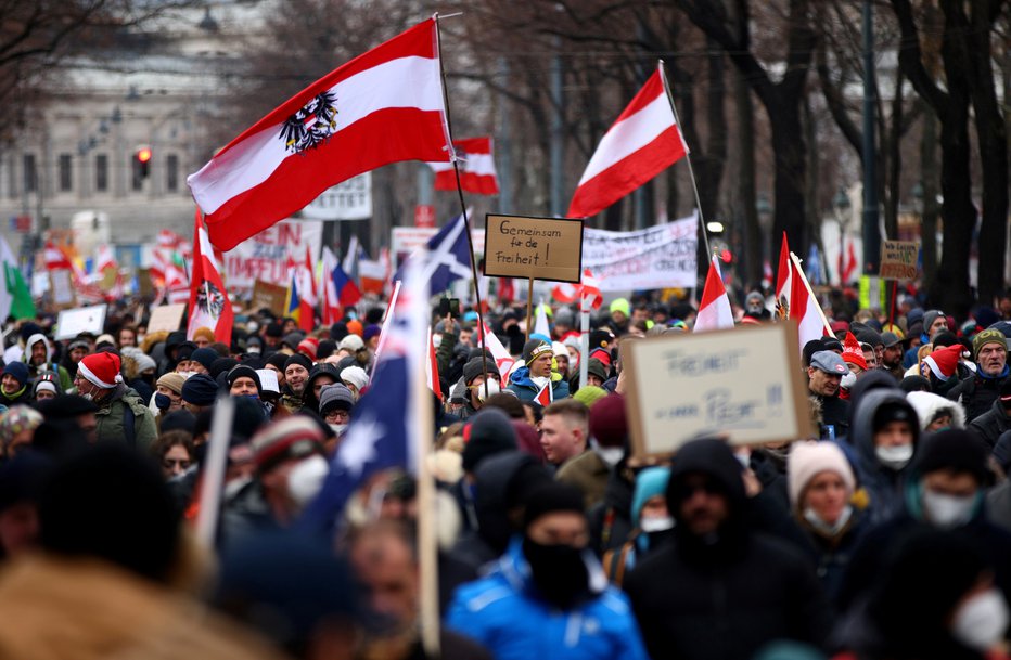 Fotografija: Konec tedna so bili na Dunaju množični protesti proti uvedbi obveznega cepljenja. FOTO: Lisi Niesner, Reuters
