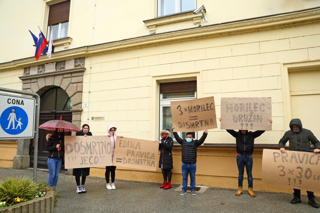 Prijatelji umorjenih so za Drevenška pred sodiščem zahtevali dosmrtno kazen. FOTO: Mediaspeed.net

