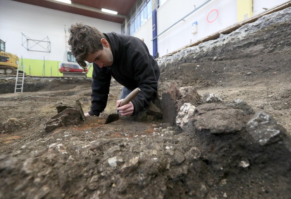 Fotografija: Arheološka izkopavanja v stari telovadnici razkrivajo zgodovino kraja pred tisočletji. 

