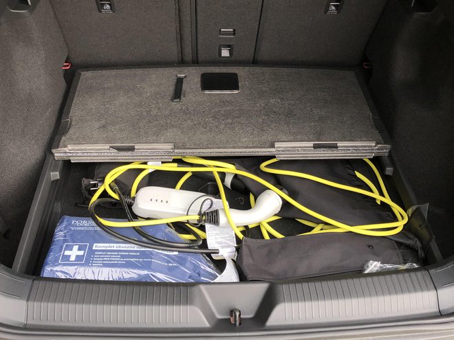 Polnilni kabli so pospravljeni v dno prtljažnika.
