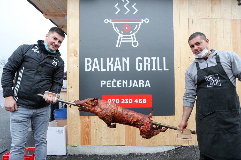 Fotografija: V Balkan Grilu bodo vsak dan pekli odojke ali jagenjčke.
