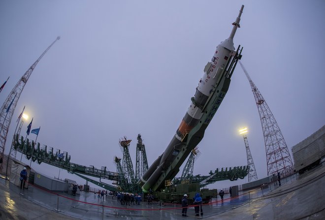 Raketo Sojuz so začeli pripravljati konec prejšnjega tedna. FOTO: Shamil Zhumatov/Reuters
