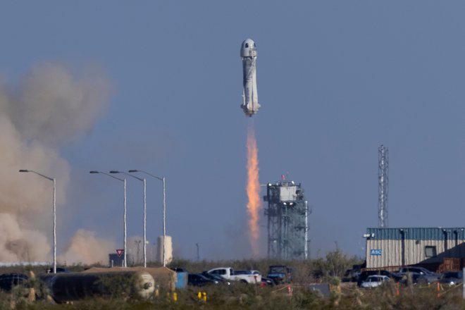 Prvi turist, ki ga je na rob vesolja popeljal Blue Origin, je bil njegov ustanovitelj Jeff Bezos. FOTO: Mike Blake/Reuters
