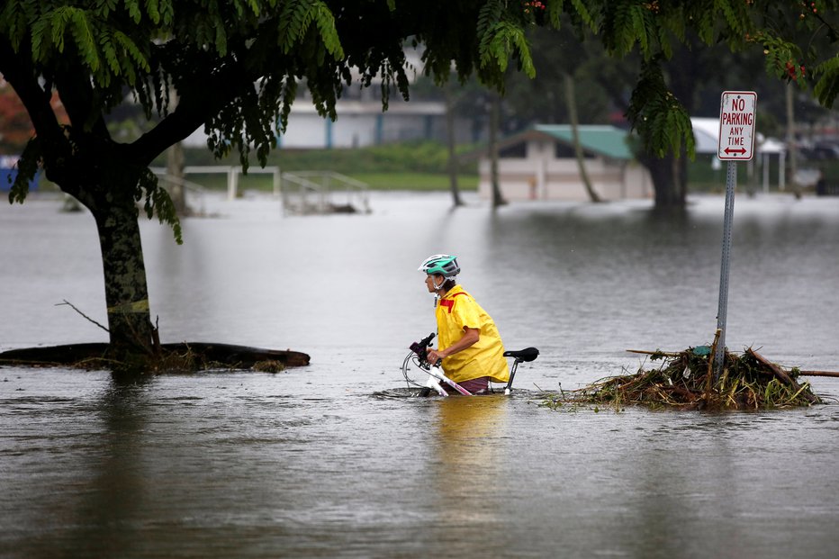 Fotografija: Ceste so marsikje že poplavljene, a najhujše šele prihaja. FOTO: Terray Sylvester/Reuters

