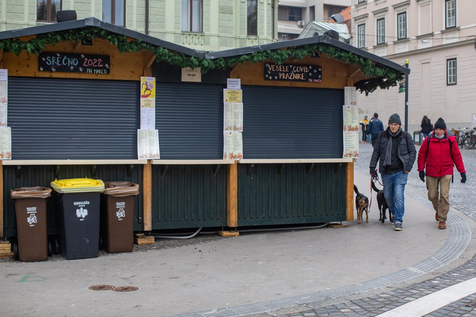 Fotografija: Zaprte stojnice s hrano v središču Ljubljane. FOTO: Voranc Vogel
