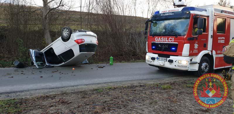 Fotografija: Gasilci so najprej rešili voznika, nato pa avtomobil postavili na kolesa. FOTO: PGD Gornja Radgona
