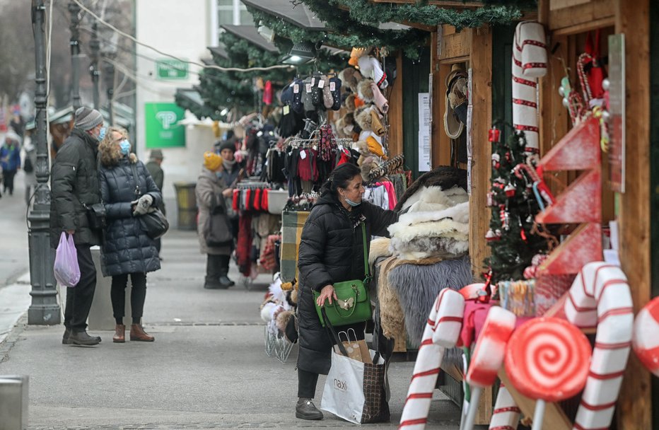 Fotografija: Stojnice na Pogačarjevem trgu v Ljubljani. FOTO: Blaž Samec

